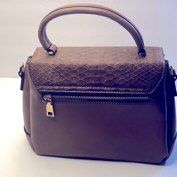 Brown Purse with Hidden closure and straps - Picture 3 of 5